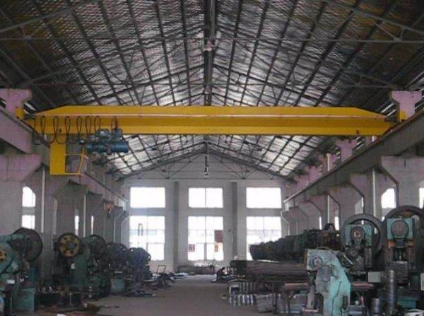 Cần cẩu trên không 6 tấn