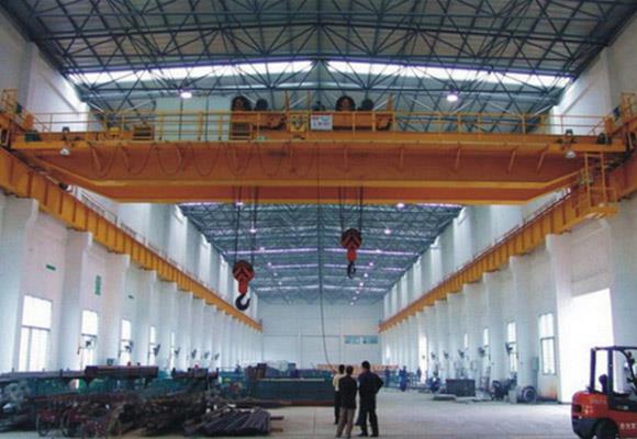 Cần cẩu trên dầm đôi với đôi xe đẩy