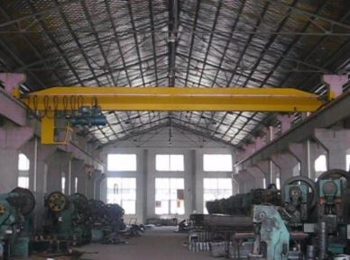Cần cẩu trên không 6 tấn