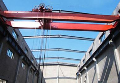 Cần cẩu hai trục hoạt động bằng tay